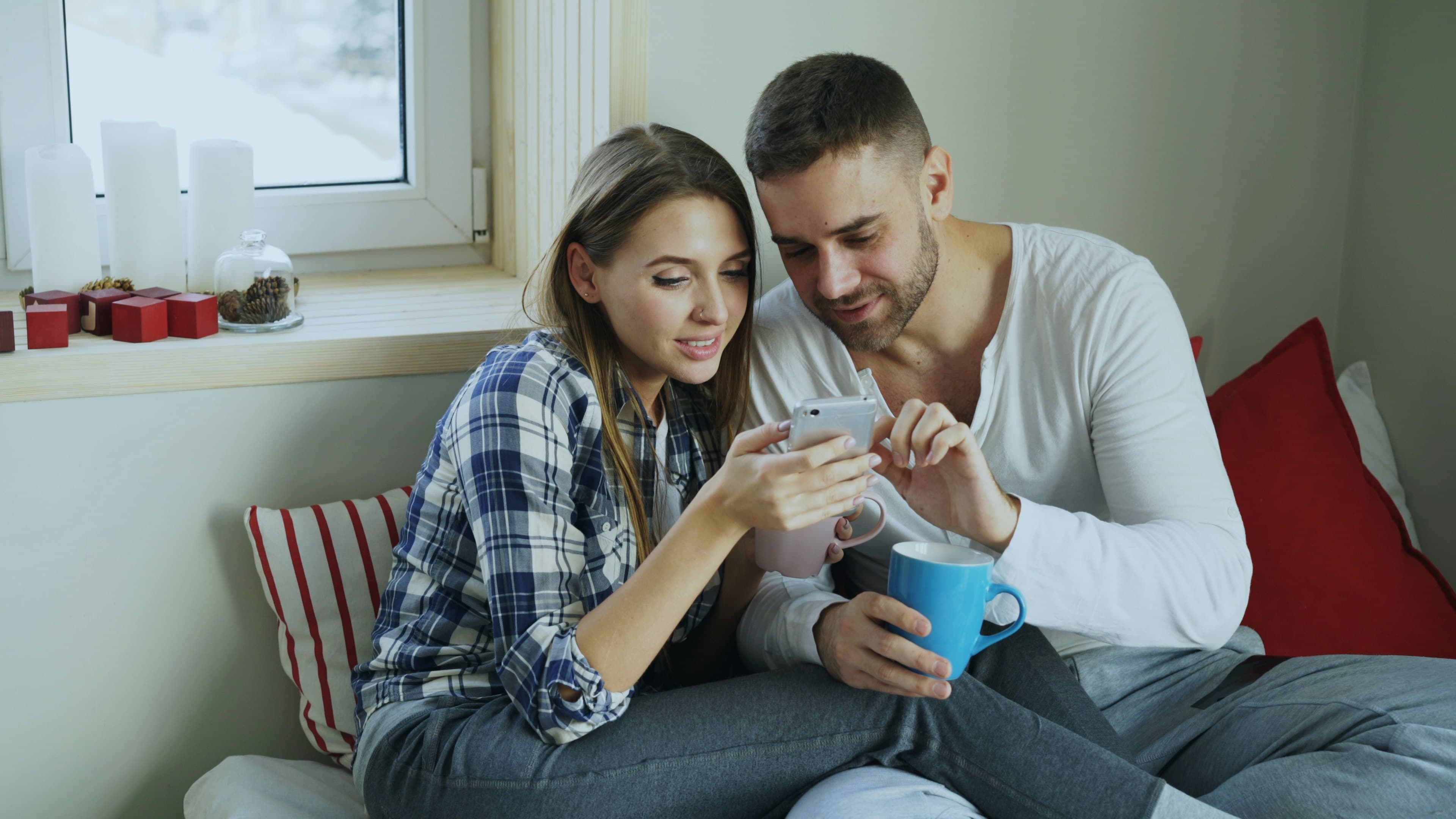 Un couple redécouvre chez lui les photos de son mariage sur un téléphone