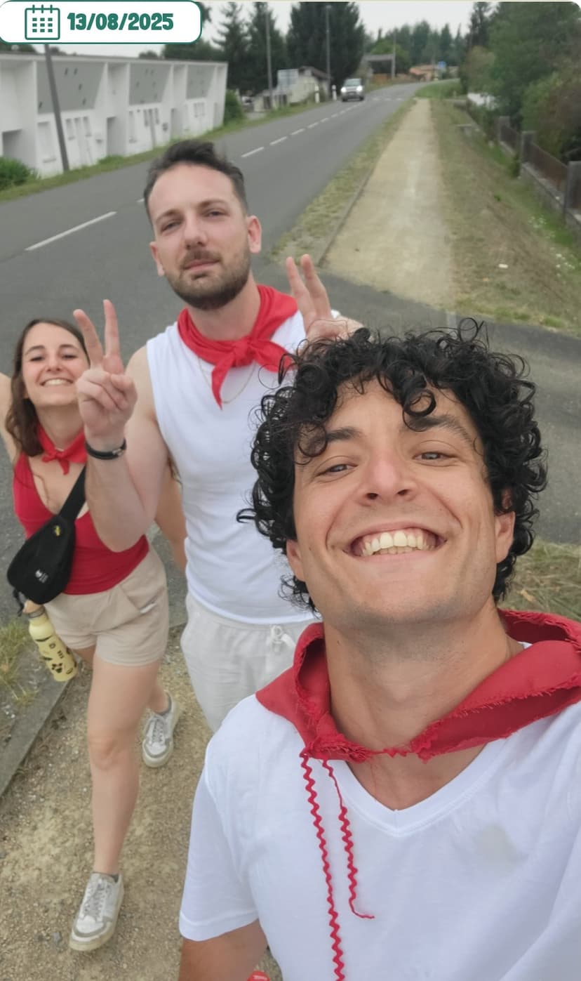 Photo de voyage en cours de tri : trois amis en tenue de fête au bord d'une route, datée du 13/08/2025